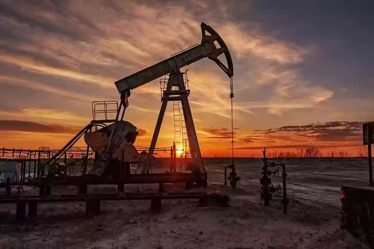 النفط يتراجع ويسجل أكبر خسارة أسبوعية في 3 أشهر في تداولات اليوم السبت 4 مايو