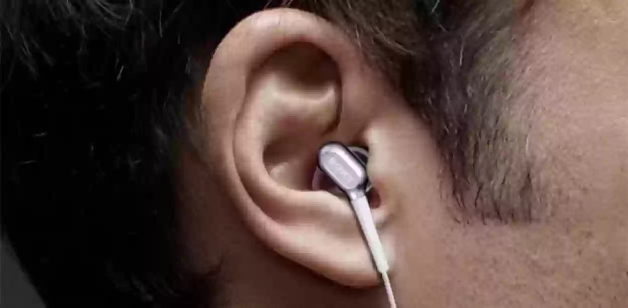 مختص سعودي: لا تستخدم سماعات الأذن مع شخص آخر