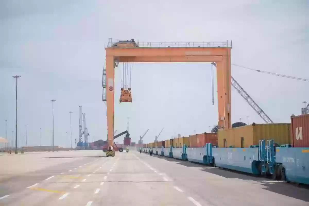 ميناء الجبيل التجاري تطلق أولى الحاويات إلى ميناء الرياض الجاف